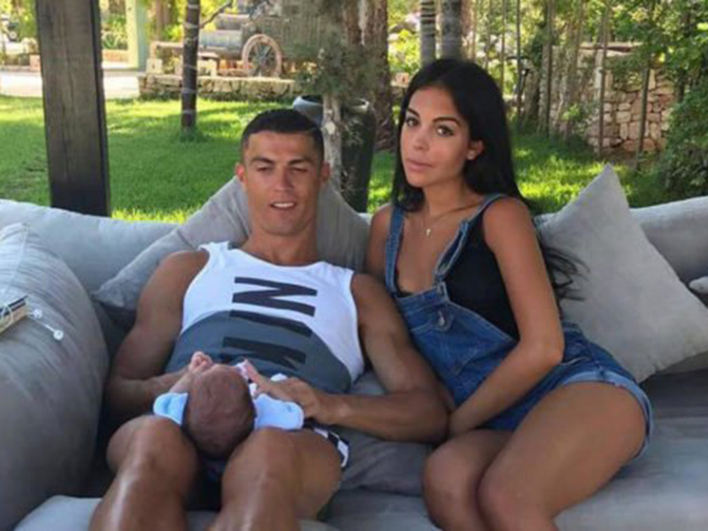 كريستيانو رونالدو يترك بقشيشا قيمته 23 ألف دولار باليونان !